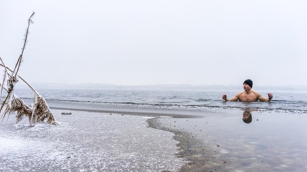 Eisbadender Mann in der Ostsee