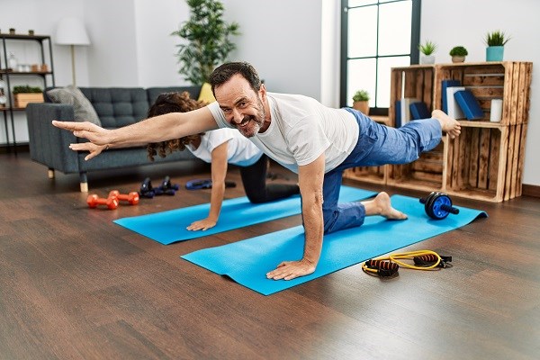 Gymnastik machen im Wohnzimmer