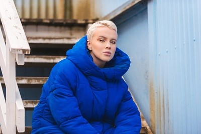 Knallblaube Steppjacke