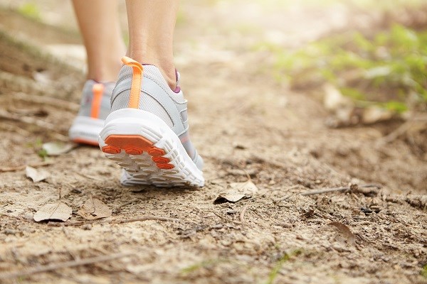 mit guten Laufschuhen auf Sanduntergrund