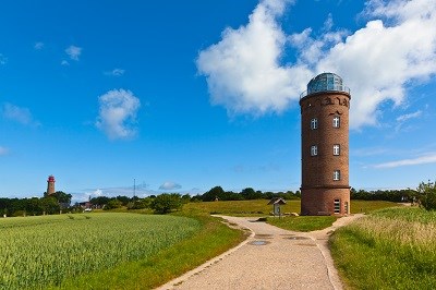 Leuchtturm vor blauem Himmel