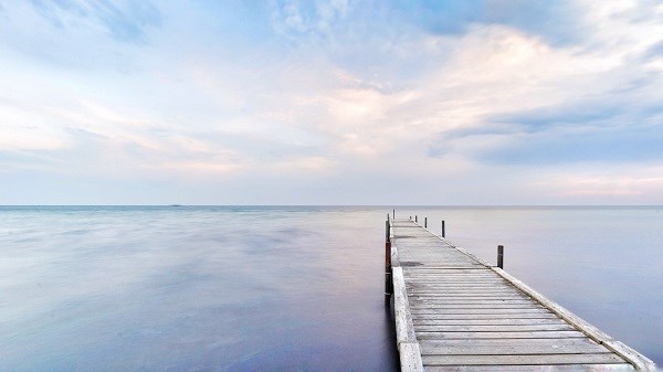 Seebrücke aus Holz im Winterlicht an der Ostsee