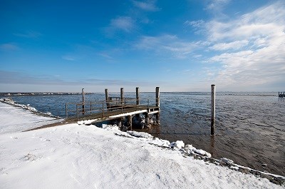 Verlassener Steg an der Nordsee im Winter