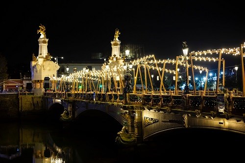 Brücke in weihnachtichem Lichtermeer vor dem Vatikan in Rom