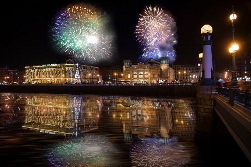 Feuerwerk hinter Tannenbaum in San Sebastian