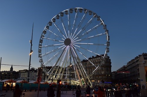 Riesenrad auf dem Weihnachtsmarkt in Marseille