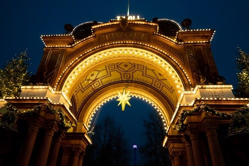 Weihnachtlich beleuchteter Eingang zum Tivoli in Kopenhagen