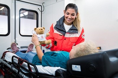 Kind in Rettungswagen mit Teddy