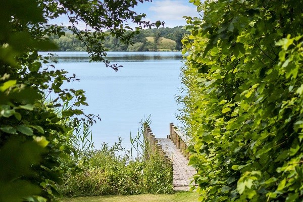 Badesteg mit direktem Zugang zum See vom Ferienhaus in Dänemark