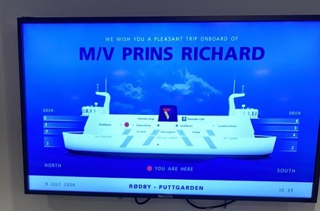 Bildschirm mit Infos zur Fähre Prins Richard