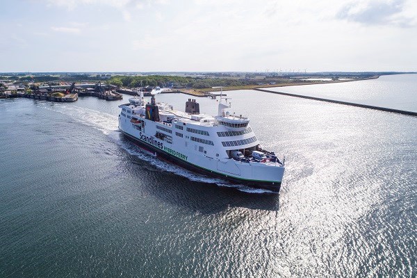 Die Scandlines-Fähre MF Prinz Richard verlässt den Hafen von Rødby in Dänemark