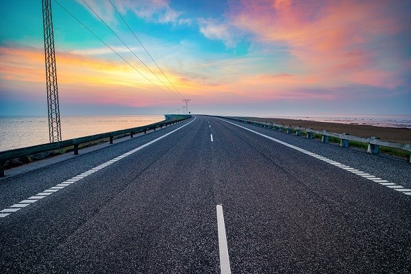 Die Straße über den Damm nach Römö im Sonnenuntergang