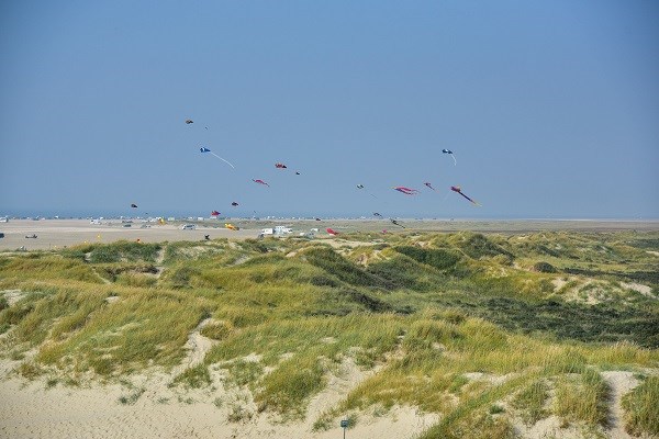 Drachen am Himmel über dem Strand von Römö