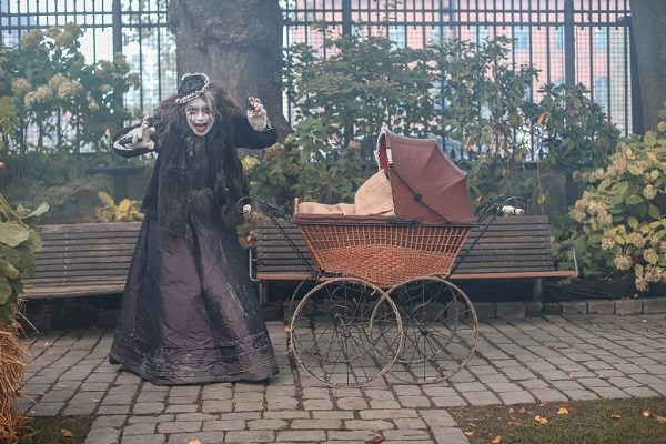 Ein Halloween-Charakter im Tivoli, eine Hexe mit einem Kinderwagen