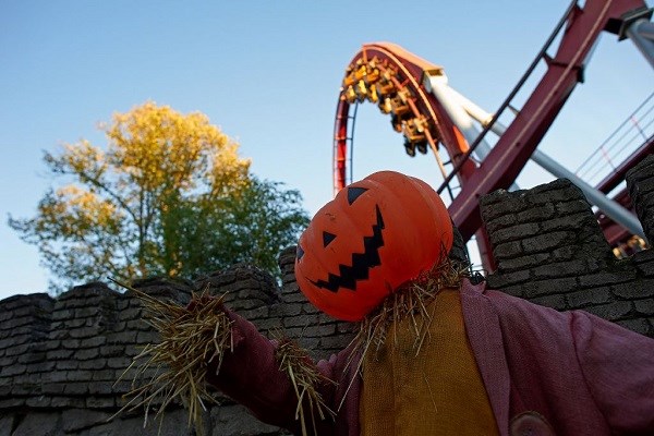 Ein Kürbismann im Tivoli mit Dæmonen im Hintergrund