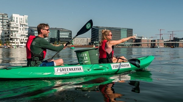 Ein Paar in einem Greenkayak im Hafen von Kopenhagen