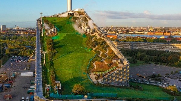 Ein Panoramabild von CopenHill im Sommer