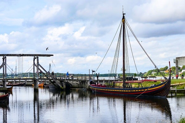 Ein Wikingerschiff vor dem Wikingerschiffsmuseum in Roskilde