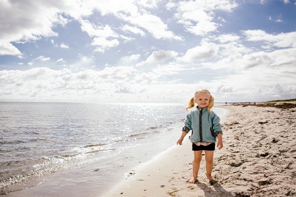 Ein kleines Mädchen am Strand von Marielyst in Dänemark