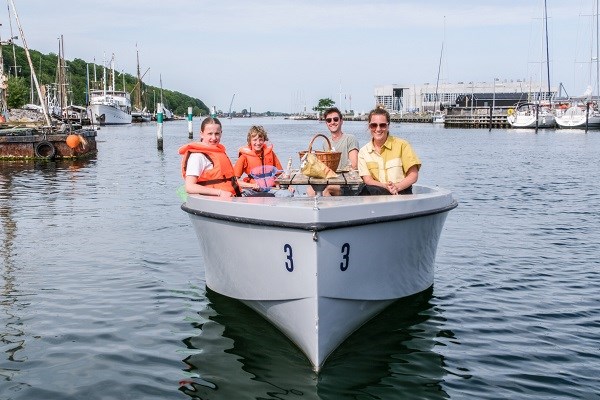 Eine Familie mit Kindern in einem GoBoat