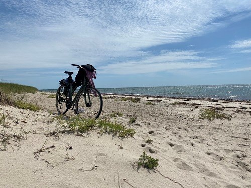 Fahrrad am einsamen Sandstrand