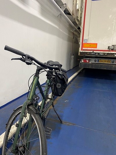 Fahrrad hinterm LKW auf der Fähre