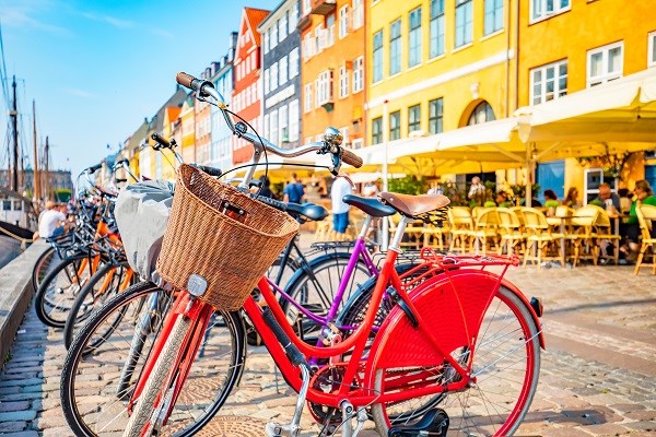 Fahrräder am Kai von Nyhavn in Kopenhagen