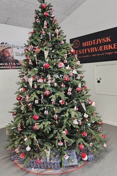 Geschmückter Weihnachtsbaum im Geschäft „Season Julegården“ in Ringkøbing