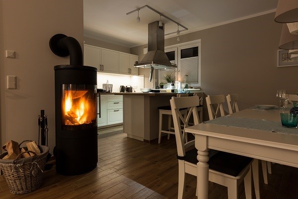 Kamin im Wohnzimmer eines Ferienhauses