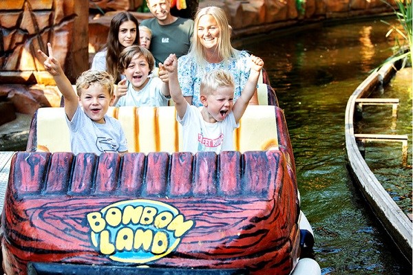 Kinder haben riesigen Spaß in den Booten im BonBon-Land