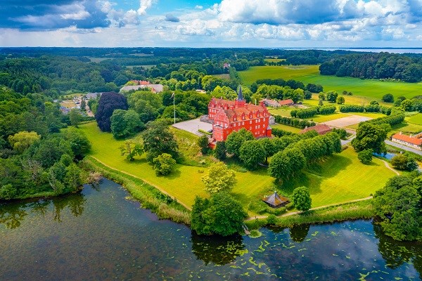 Luftaufnahme von Schloss Tranekär und der umliegenden Natur