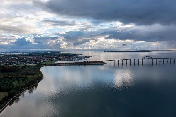 Luftaufnahme von der Langeland Brücke und Rudköbing