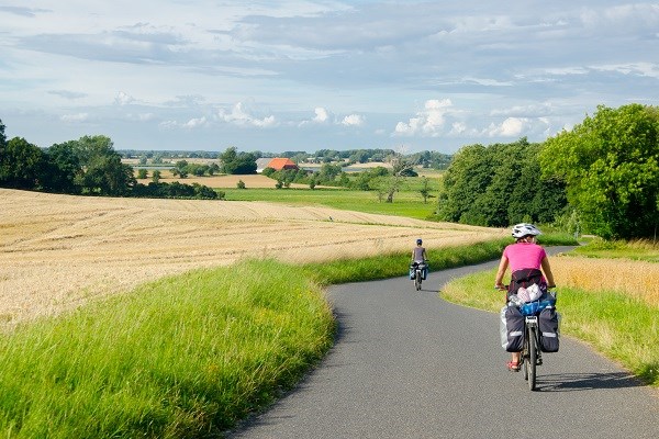 Radtouristen auf der malerischen Landstraße auf der Insel Møn