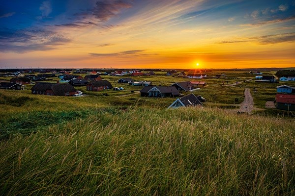 Sonnenaufgang und Ferienhäuser in Vrist, Dänemark