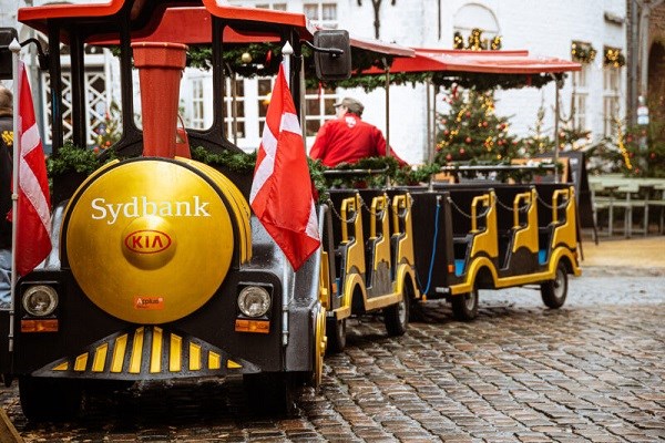 Weihnachtlich geschmückter Bummelzug in Tondern 