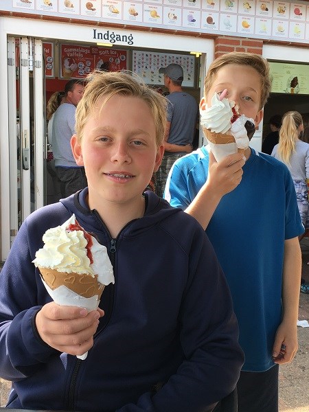 Zwei Jungs, die große dänische Eiswaffeln essen