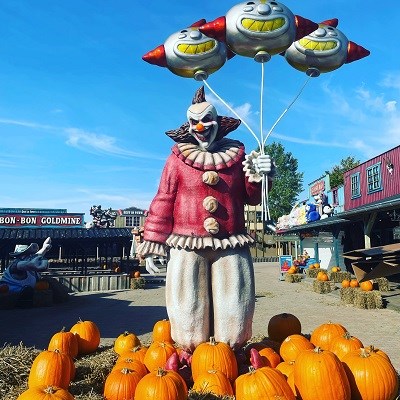 Clown und Kürbis in Cowboy Town im BonBon-Land