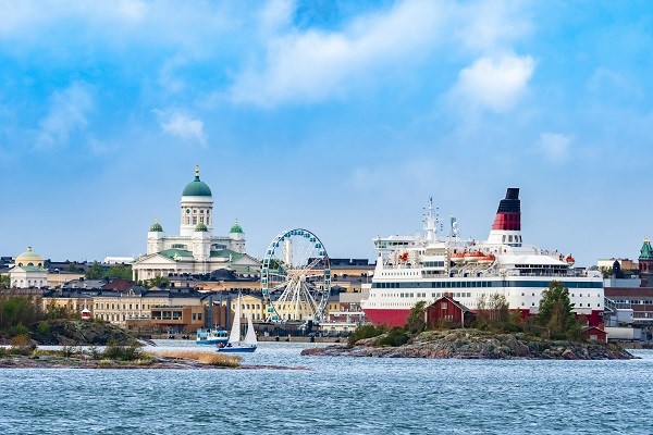 Riesenrad, Suurkirkko, Kathedrale sowie Schiffe im Hafen von Helsinki