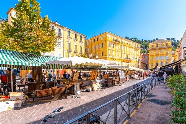 Der farbenfrohe Markt Cours Saleya im Altstadtviertel Vieux Nice in Nizza