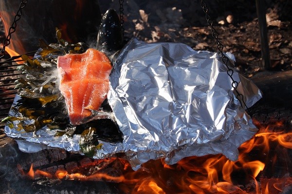 Meerforelle auf Blasentang grillen