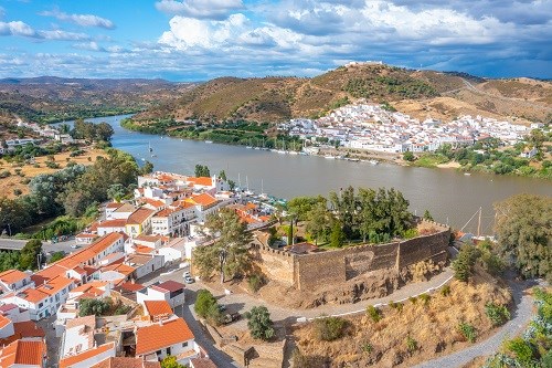 Alcoutim und der Grenzfluss von oben mit Blick auf Spanien