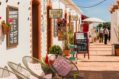 Gemütliche Cafeteria in einer Gasse von Tavira