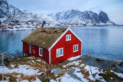 Rote Holzhütte in Norwegen Lofoten