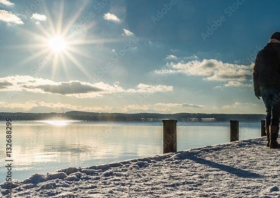 Spaziergang am Meer im Winterlicht